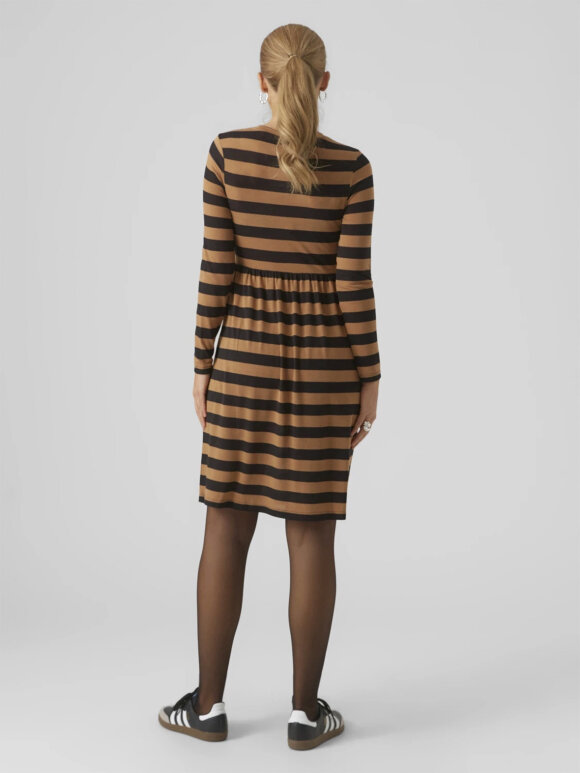 Mamalicious - Nellie jersey kjole - camel/black stripes