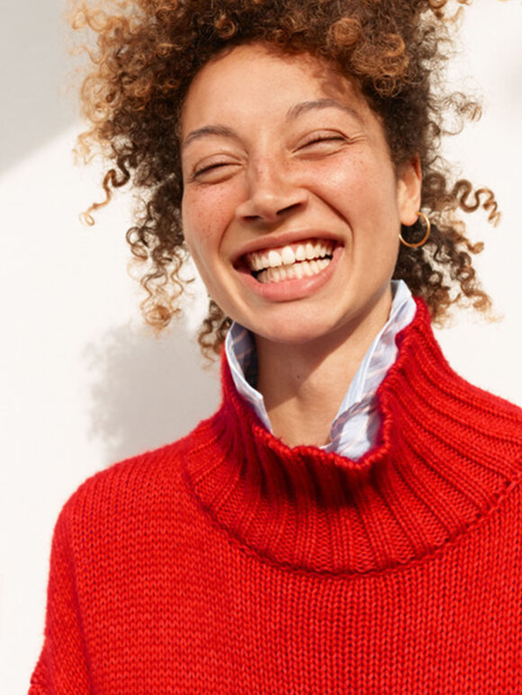 Nué Notes - Irwin turtleneck ribbon red