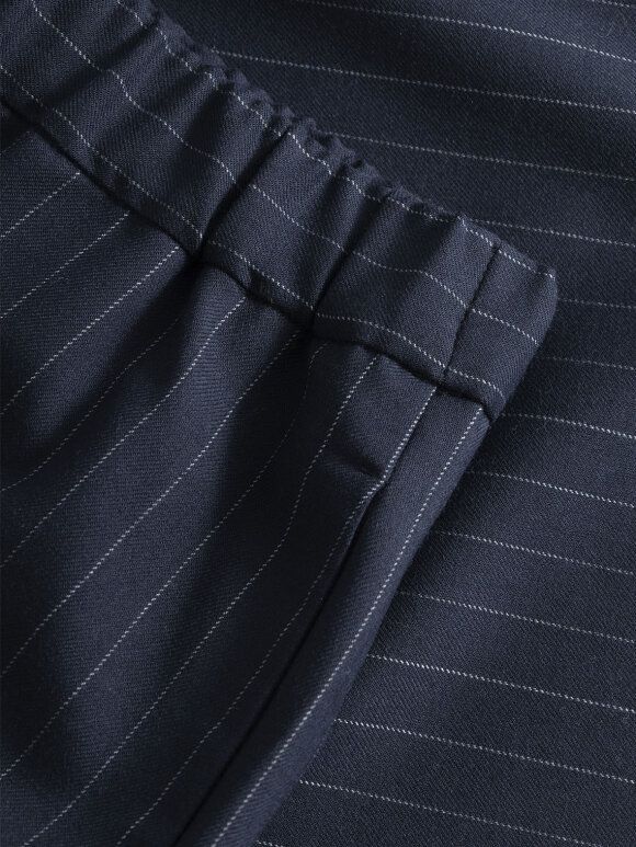 Nué Notes - Jefferson pant - navy pinstripe